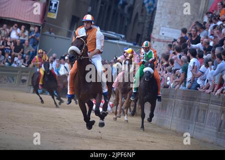 Palio di Siena, Leocorno gewinnt. Triumph von Tittia. Der als Tittìa bekannte Jockey Giovanni Atzeni kam zu seinem vierten Sieg. 17. August 2022 Stockfoto