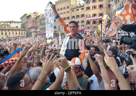 Palio di Siena, Leocorno gewinnt. Triumph von Tittia. Der als Tittìa bekannte Jockey Giovanni Atzeni kam zu seinem vierten Sieg. 17. August 2022 Stockfoto