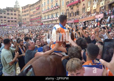 Palio di Siena, Leocorno gewinnt. Triumph von Tittia. Der als Tittìa bekannte Jockey Giovanni Atzeni kam zu seinem vierten Sieg. 17. August 2022 Stockfoto