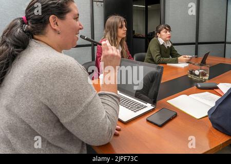 Gruppe von Mitarbeitern, die am Büromeetingtisch sitzen und Brainstorming sprechen Stockfoto