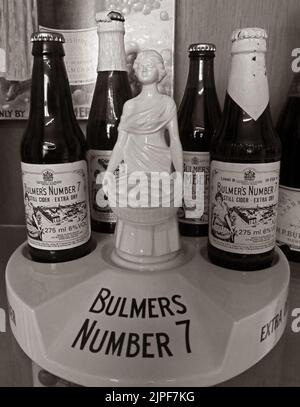 Bulmers Nummer 7 Apfelwein-Display, Keramikbasis, Frauen- und historische extra trockene Apfelwein-Flaschen Stockfoto