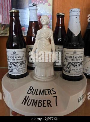 Bulmers Nummer 7 Apfelwein-Display, Keramikbasis, Frauen- und historische extra trockene Apfelwein-Flaschen Stockfoto