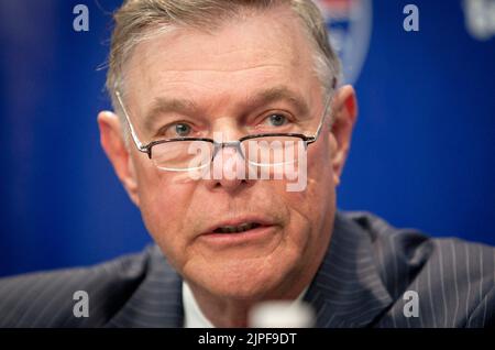 Arlington, USA. 11. März 2011. Ray Davis, Co-Vorsitzender des Verwaltungsrats der Texas Rangers, nimmt am 11. März 2011 an einer Pressekonferenz im Rangers Ballpark in Arlington, Texas, Teil. (Foto von Joyce Marshall/Fort Worth Star-Telegram/TNS/Sipa USA) Quelle: SIPA USA/Alamy Live News Stockfoto