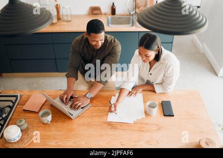 Paar Berechnung Budget, Finanzen und Steuern, während die Planung von Investitionen, Darlehen und Rechnungen zu Hause von oben. Verwalten der Ausgaben der Haushalte, Sparen und Stockfoto