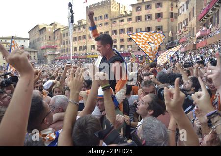 Siena, Italien. 17.. August 2022. Jockey Giovanni Atzeni bekannt als Tittìa und dort Contrada del Leocorno gewinnt seinen dreißigsten Palio di Siena am Mittwoch, 17. August 2022. Foto von Rocco Spaziani/UPI Credit: UPI/Alamy Live News Stockfoto