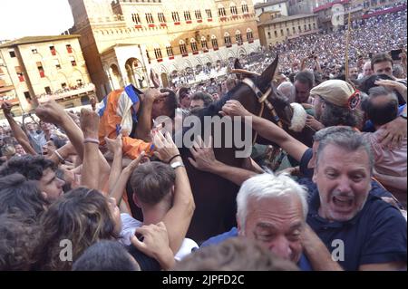 Siena, Italien. 17.. August 2022. Jockey Giovanni Atzeni bekannt als Tittìa und dort Contrada del Leocorno gewinnt seinen dreißigsten Palio di Siena am Mittwoch, 17. August 2022. Foto von Rocco Spaziani/UPI Credit: UPI/Alamy Live News Stockfoto