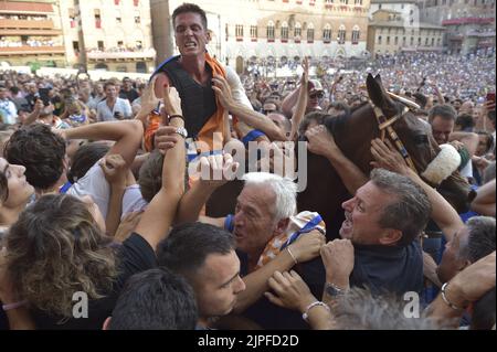 Siena, Italien. 17.. August 2022. Jockey Giovanni Atzeni bekannt als Tittìa und dort Contrada del Leocorno gewinnt seinen dreißigsten Palio di Siena am Mittwoch, 17. August 2022. Foto von Rocco Spaziani/UPI Credit: UPI/Alamy Live News Stockfoto