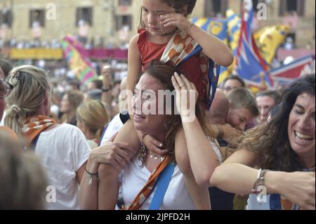 Siena, Italien. 17.. August 2022. Jockey Giovanni Atzeni bekannt als Tittìa und dort Contrada del Leocorno gewinnt seinen dreißigsten Palio di Siena am Mittwoch, 17. August 2022. Foto von Rocco Spaziani/UPI Credit: UPI/Alamy Live News Stockfoto