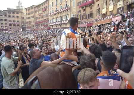 Siena, Italien. 17.. August 2022. Jockey Giovanni Atzeni bekannt als Tittìa und dort Contrada del Leocorno gewinnt seinen dreißigsten Palio di Siena am Mittwoch, 17. August 2022. Foto von Rocco Spaziani/UPI Credit: UPI/Alamy Live News Stockfoto