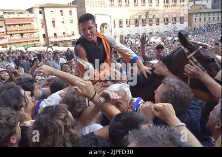 Siena, Italien. 17.. August 2022. Jockey Giovanni Atzeni bekannt als Tittìa und dort Contrada del Leocorno gewinnt seinen dreißigsten Palio di Siena am Mittwoch, 17. August 2022. Foto von Rocco Spaziani/UPI Credit: UPI/Alamy Live News Stockfoto