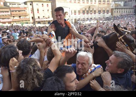 Siena, Italien. 17.. August 2022. Jockey Giovanni Atzeni bekannt als Tittìa und dort Contrada del Leocorno gewinnt seinen dreißigsten Palio di Siena am Mittwoch, 17. August 2022. Foto von Rocco Spaziani/UPI Credit: UPI/Alamy Live News Stockfoto