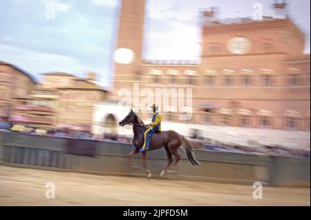 Siena, Italien. 17.. August 2022. Jockeys treten am Mittwoch, den 17. August 2022, beim historischen Pferderennen Palio di Siena 2022 an. Foto von Rocco Spaziani/UPI Credit: UPI/Alamy Live News Stockfoto