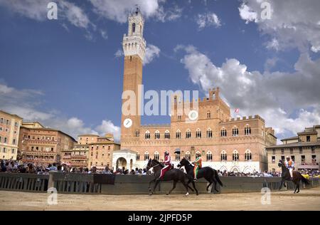 Siena, Italien. 17.. August 2022. Jockeys treten am Mittwoch, den 17. August 2022, beim historischen Pferderennen Palio di Siena 2022 an. Foto von Rocco Spaziani/UPI Credit: UPI/Alamy Live News Stockfoto