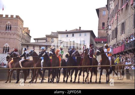 Siena, Italien. 17.. August 2022. Jockeys treten am Mittwoch, den 17. August 2022, beim historischen Pferderennen Palio di Siena 2022 an. Foto von Rocco Spaziani/UPI Credit: UPI/Alamy Live News Stockfoto