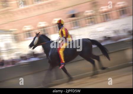 Siena, Italien. 17.. August 2022. Jockeys treten am Mittwoch, den 17. August 2022, beim historischen Pferderennen Palio di Siena 2022 an. Foto von Rocco Spaziani/UPI Credit: UPI/Alamy Live News Stockfoto
