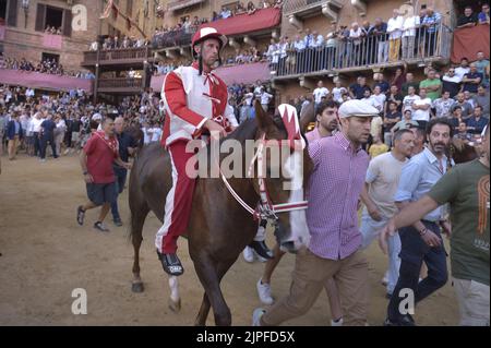 Siena, Italien. 17.. August 2022. Jockeys treten am Mittwoch, den 17. August 2022, beim historischen Pferderennen Palio di Siena 2022 an. Foto von Rocco Spaziani/UPI Credit: UPI/Alamy Live News Stockfoto