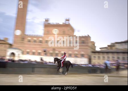Siena, Italien. 17.. August 2022. Jockeys treten am Mittwoch, den 17. August 2022, beim historischen Pferderennen Palio di Siena 2022 an. Foto von Rocco Spaziani/UPI Credit: UPI/Alamy Live News Stockfoto
