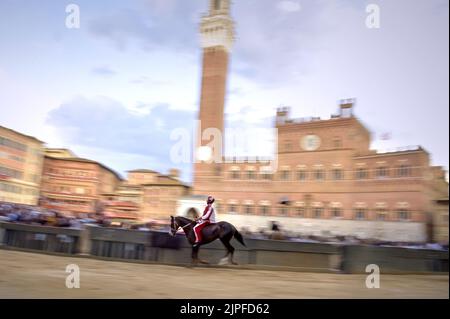 Siena, Italien. 17.. August 2022. Jockeys treten am Mittwoch, den 17. August 2022, beim historischen Pferderennen Palio di Siena 2022 an. Foto von Rocco Spaziani/UPI Credit: UPI/Alamy Live News Stockfoto