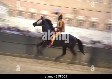 Siena, Italien. 17.. August 2022. Jockeys treten am Mittwoch, den 17. August 2022, beim historischen Pferderennen Palio di Siena 2022 an. Foto von Rocco Spaziani/UPI Credit: UPI/Alamy Live News Stockfoto