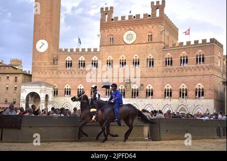 Siena, Italien. 17.. August 2022. Jockeys treten am Mittwoch, den 17. August 2022, beim historischen Pferderennen Palio di Siena 2022 an. Foto von Rocco Spaziani/UPI Credit: UPI/Alamy Live News Stockfoto