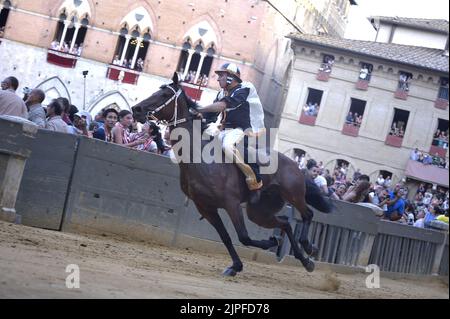Siena, Italien. 17.. August 2022. Jockeys treten am Mittwoch, den 17. August 2022, beim historischen Pferderennen Palio di Siena 2022 an. Foto von Rocco Spaziani/UPI Credit: UPI/Alamy Live News Stockfoto