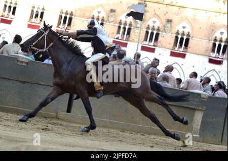 Siena, Italien. 17.. August 2022. Jockeys treten am Mittwoch, den 17. August 2022, beim historischen Pferderennen Palio di Siena 2022 an. Foto von Rocco Spaziani/UPI Credit: UPI/Alamy Live News Stockfoto