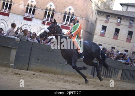 Siena, Italien. 17.. August 2022. Jockeys treten am Mittwoch, den 17. August 2022, beim historischen Pferderennen Palio di Siena 2022 an. Foto von Rocco Spaziani/UPI Credit: UPI/Alamy Live News Stockfoto