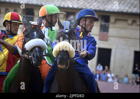 Siena, Italien. 17.. August 2022. Jockeys treten am Mittwoch, den 17. August 2022, beim historischen Pferderennen Palio di Siena 2022 an. Foto von Rocco Spaziani/UPI Credit: UPI/Alamy Live News Stockfoto