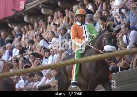 Siena, Italien. 17.. August 2022. Jockeys treten am Mittwoch, den 17. August 2022, beim historischen Pferderennen Palio di Siena 2022 an. Foto von Rocco Spaziani/UPI Credit: UPI/Alamy Live News Stockfoto