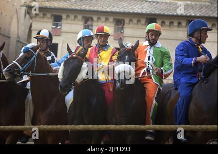 Siena, Italien. 17.. August 2022. Jockeys treten am Mittwoch, den 17. August 2022, beim historischen Pferderennen Palio di Siena 2022 an. Foto von Rocco Spaziani/UPI Credit: UPI/Alamy Live News Stockfoto