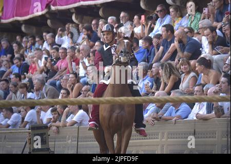 Siena, Italien. 17.. August 2022. Jockeys treten am Mittwoch, den 17. August 2022, beim historischen Pferderennen Palio di Siena 2022 an. Foto von Rocco Spaziani/UPI Credit: UPI/Alamy Live News Stockfoto