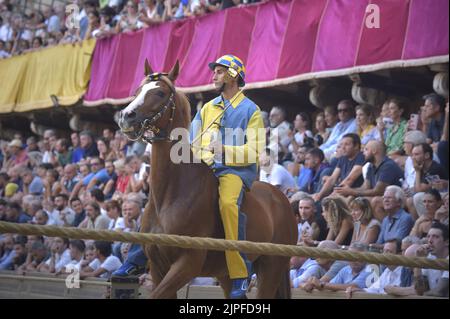 Siena, Italien. 17.. August 2022. Jockeys treten am Mittwoch, den 17. August 2022, beim historischen Pferderennen Palio di Siena 2022 an. Foto von Rocco Spaziani/UPI Credit: UPI/Alamy Live News Stockfoto