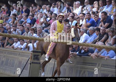 Siena, Italien. 17.. August 2022. Jockeys treten am Mittwoch, den 17. August 2022, beim historischen Pferderennen Palio di Siena 2022 an. Foto von Rocco Spaziani/UPI Credit: UPI/Alamy Live News Stockfoto