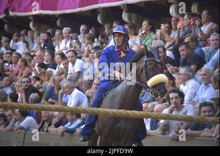 Siena, Italien. 17.. August 2022. Jockeys treten am Mittwoch, den 17. August 2022, beim historischen Pferderennen Palio di Siena 2022 an. Foto von Rocco Spaziani/UPI Credit: UPI/Alamy Live News Stockfoto