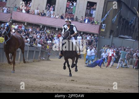 Siena, Italien. 17.. August 2022. Jockeys treten am Mittwoch, den 17. August 2022, beim historischen Pferderennen Palio di Siena 2022 an. Foto von Rocco Spaziani/UPI Credit: UPI/Alamy Live News Stockfoto