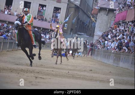 Siena, Italien. 17.. August 2022. Jockeys treten am Mittwoch, den 17. August 2022, beim historischen Pferderennen Palio di Siena 2022 an. Foto von Rocco Spaziani/UPI Credit: UPI/Alamy Live News Stockfoto