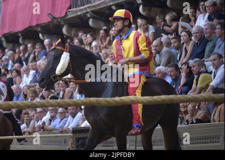 Siena, Italien. 17.. August 2022. Jockeys treten am Mittwoch, den 17. August 2022, beim historischen Pferderennen Palio di Siena 2022 an. Foto von Rocco Spaziani/UPI Credit: UPI/Alamy Live News Stockfoto