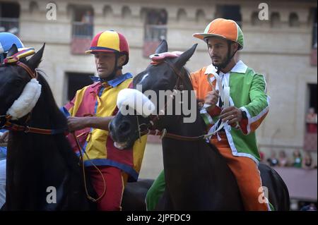 Siena, Italien. 17.. August 2022. Jockeys treten am Mittwoch, den 17. August 2022, beim historischen Pferderennen Palio di Siena 2022 an. Foto von Rocco Spaziani/UPI Credit: UPI/Alamy Live News Stockfoto