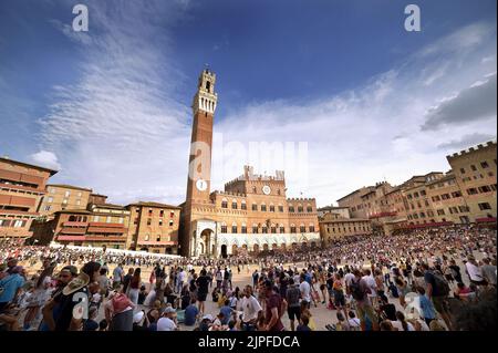 Siena, Italien. 17.. August 2022. Jockeys treten am Mittwoch, den 17. August 2022, beim historischen Pferderennen Palio di Siena 2022 an. Foto von Rocco Spaziani/UPI Credit: UPI/Alamy Live News Stockfoto