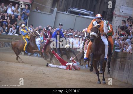 Siena, Italien. 17.. August 2022. Jockey Giovanni Atzeni bekannt als Tittìa und dort Contrada del Leocorno gewinnt seinen dreißigsten Palio di Siena am Mittwoch, 17. August 2022. Foto von Rocco Spaziani/UPI Credit: UPI/Alamy Live News Stockfoto