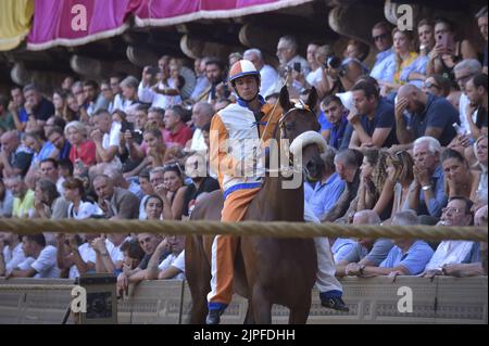 Siena, Italien. 17.. August 2022. Jockey Giovanni Atzeni bekannt als Tittìa und dort Contrada del Leocorno gewinnt seinen dreißigsten Palio di Siena am Mittwoch, 17. August 2022. Foto von Rocco Spaziani/UPI Credit: UPI/Alamy Live News Stockfoto