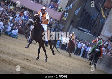 Siena, Italien. 17.. August 2022. Jockey Giovanni Atzeni bekannt als Tittìa und dort Contrada del Leocorno gewinnt seinen dreißigsten Palio di Siena am Mittwoch, 17. August 2022. Foto von Rocco Spaziani/UPI Credit: UPI/Alamy Live News Stockfoto