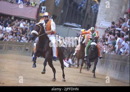 Siena, Italien. 17.. August 2022. Jockey Giovanni Atzeni bekannt als Tittìa und dort Contrada del Leocorno gewinnt seinen dreißigsten Palio di Siena am Mittwoch, 17. August 2022. Foto von Rocco Spaziani/UPI Credit: UPI/Alamy Live News Stockfoto