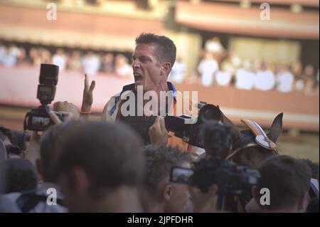 Siena, Italien. 17.. August 2022. Jockey Giovanni Atzeni bekannt als Tittìa und dort Contrada del Leocorno gewinnt seinen dreißigsten Palio di Siena am Mittwoch, 17. August 2022. Foto von Rocco Spaziani/UPI Credit: UPI/Alamy Live News Stockfoto