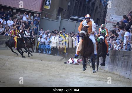 Siena, Italien. 17.. August 2022. Jockey Giovanni Atzeni bekannt als Tittìa und dort Contrada del Leocorno gewinnt seinen dreißigsten Palio di Siena am Mittwoch, 17. August 2022. Foto von Rocco Spaziani/UPI Credit: UPI/Alamy Live News Stockfoto