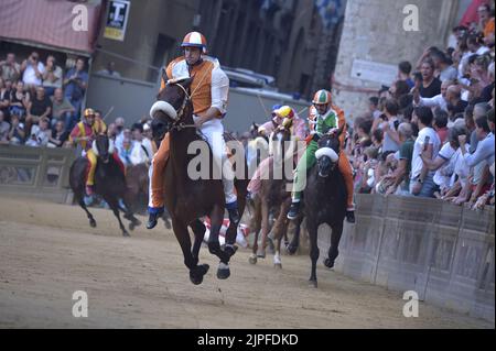 Siena, Italien. 17.. August 2022. Jockey Giovanni Atzeni bekannt als Tittìa und dort Contrada del Leocorno gewinnt seinen dreißigsten Palio di Siena am Mittwoch, 17. August 2022. Foto von Rocco Spaziani/UPI Credit: UPI/Alamy Live News Stockfoto