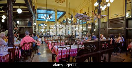 Das historische und äußerst beliebte Restaurant Bouillon Chartier (seit 1896), Paris FR Stockfoto