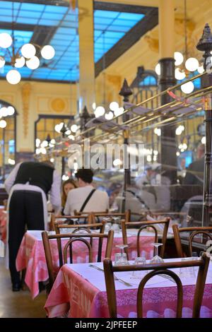 Das historische und äußerst beliebte Restaurant Bouillon Chartier (seit 1896), Paris FR Stockfoto