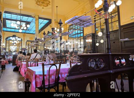 Das historische und äußerst beliebte Restaurant Bouillon Chartier (seit 1896), Paris FR Stockfoto