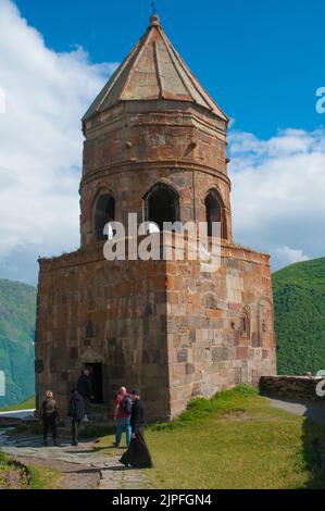 Gergeti Trinity Church oberhalb von Kazbegi (Stepantsminda) in der kaukasischen republik Georgien Stockfoto